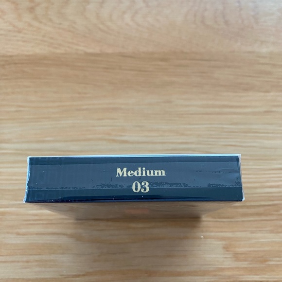 ELIZABETH ARDEN Flawless Finish Pressed Powder in Medium 03 - Picture 3 of 3